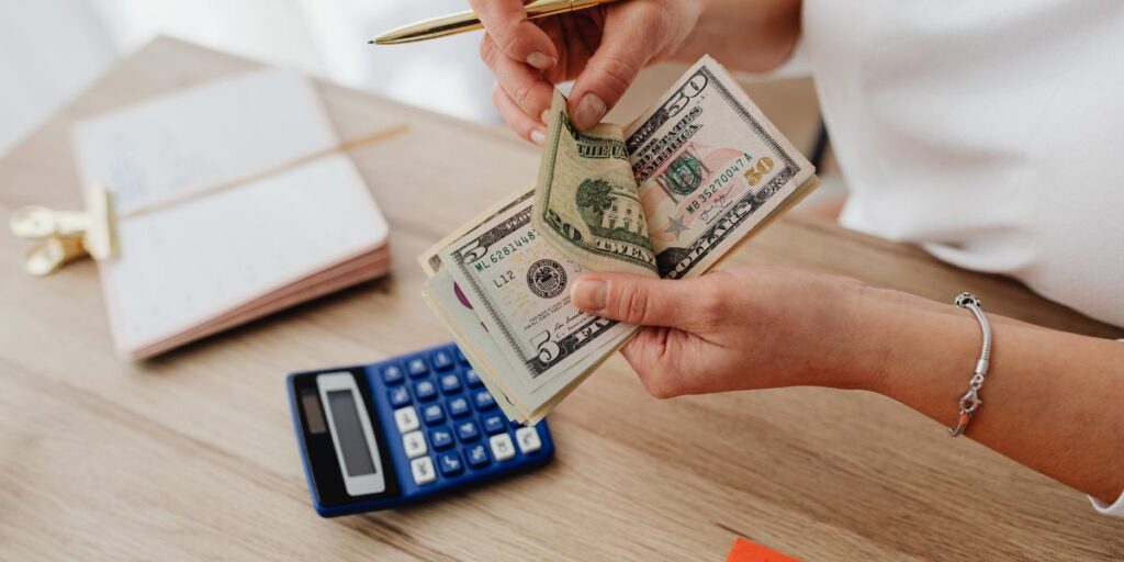 كيف تختار ماكينة عد النقود المثالية؟ دليلك لفهم الفرق وأيهما أفضل ماكينة عد النقود